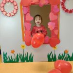 Dziewczynka z balonikiem w czerwonej ramce z serduszek