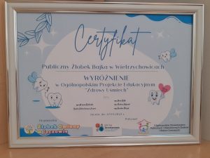 Fotografia przedstawia "Certyfikat Publiczny Żłobek Bajka w Wietrzychowicach wyróżnienie w Ogólnopolskim Projekcje Edukacyjnym "Zdrowy Uśmiech".