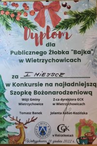 Zdjęcie przedstawia dyplom o treści: "Dyplom dla Publicznego Żłobka "Bajka" w Wietrzychowicach za zajecie I miejsca w Konkursie na najpiękniejszą Szopkę Bożonarodzeniową. Wójt Gminy Wietrzychowice Tomasz Banek, Z-ca dyrektora GCK w Wietrzychowicach Jolanta Kabat-Kozińska."