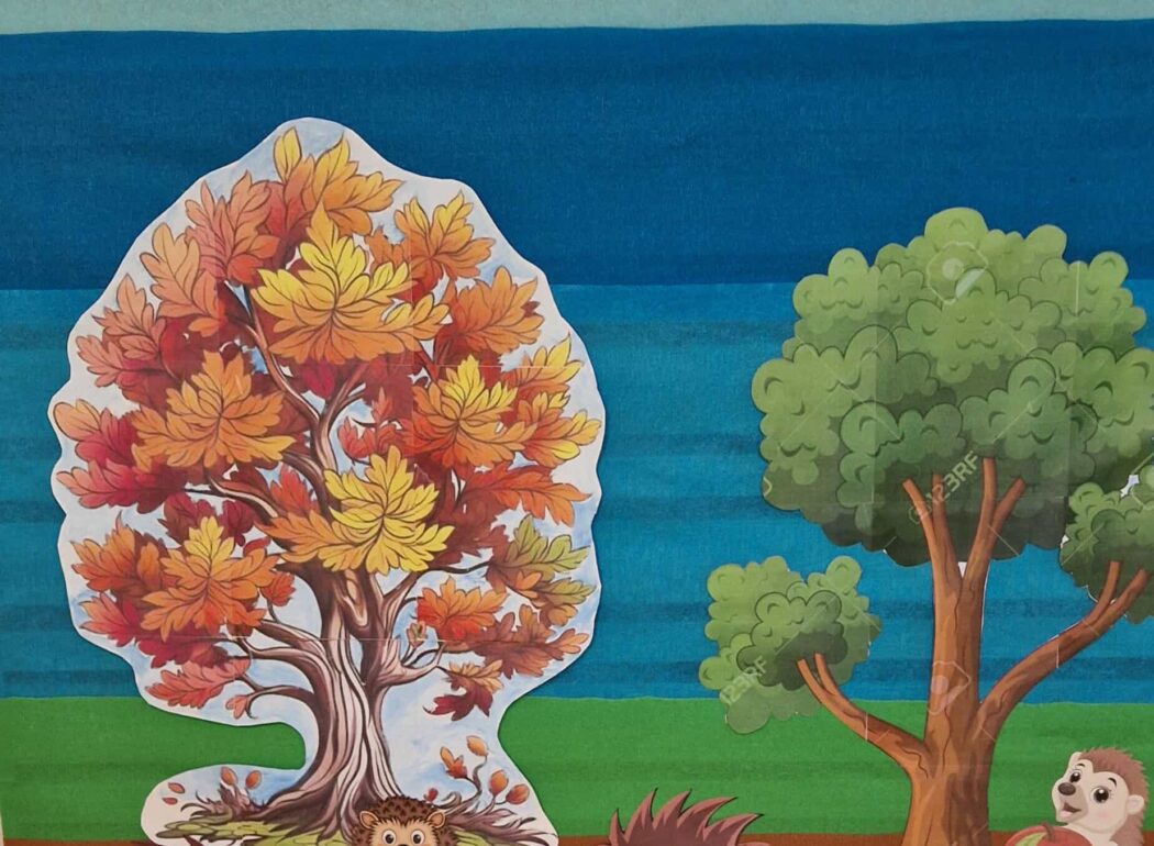 Na zdjęciu widać napis " Dzień jeża" oraz wydrukowane drzewa i jeże różnej wielkości.